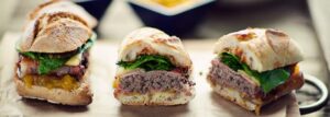 Burgery w boczku z sosem BBQ i salsą z mango