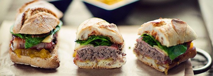 Burgery w boczku z sosem BBQ i salsą z mango