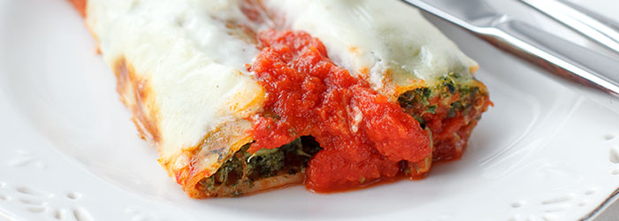 Cannelloni ze szpinakiem i brokułami zapiekane w sosie pomidorowym