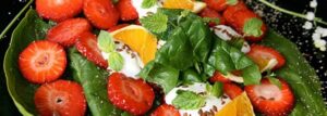 Carpaccio z truskawek i pomarańczy na liściach szpinaku