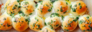 Choinka drożdżowa z mozzarellą i masłem czosnkowym