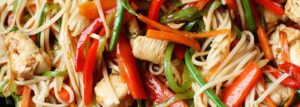 Chow mein z kurczakiem i warzywami