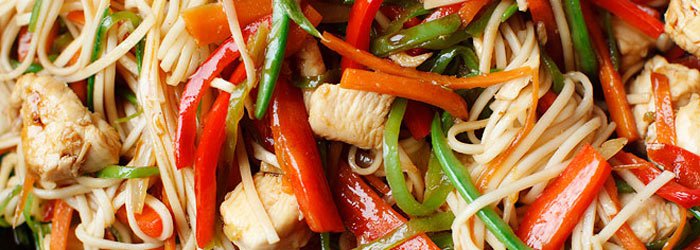 Chow mein z kurczakiem i warzywami