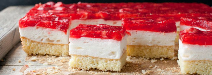 Ciasto z galaretką truskawkową i białą pianką