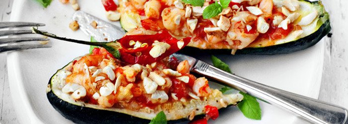 Cukinia zapiekana z krewetkami, pomidorami i chili