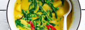 Curry warzywne z ziemniakami, groszkiem i szpinakiem