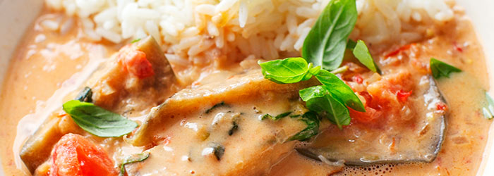 Curry z bakłażanem, pomidorem i bazylią