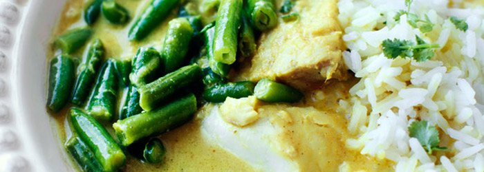 Curry z fasolką szparagową i filetami białej ryby