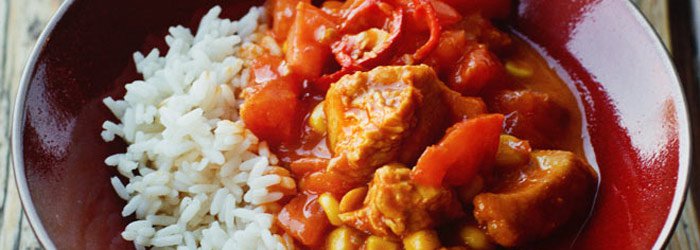 Curry z indykiem, kukurydzą i pomidorami