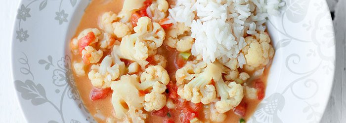 Curry z kalafiorem i pomidorami