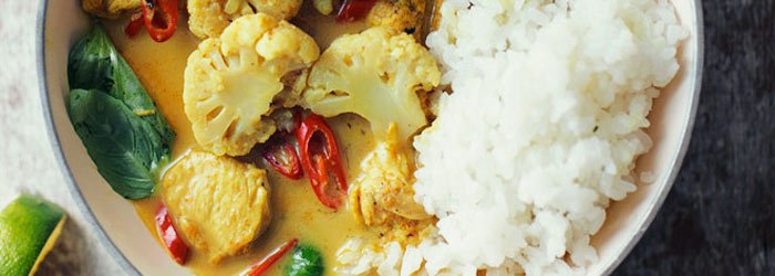 Curry z kurczakiem, kalafiorem i bazylią