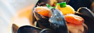 Curry z małżami i rodzynkami w mleku kokosowym