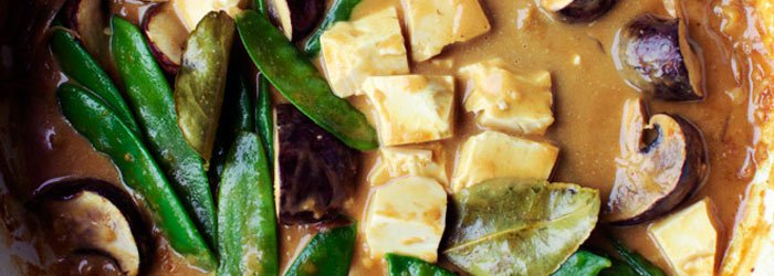 Curry z tofu z pieczarkami i groszkiem cukrowym