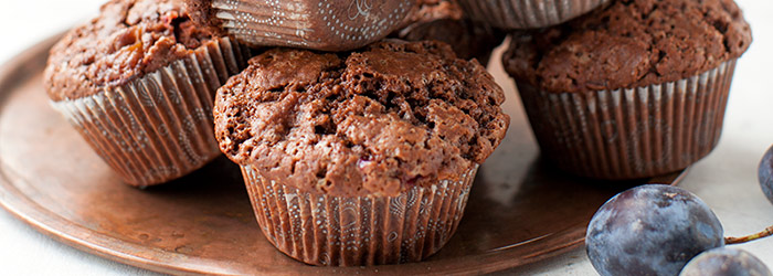 Czekoladowe muffinki z nutellą i śliwkami