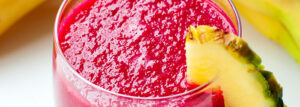 Czerwone smoothie z buraka i ananasa