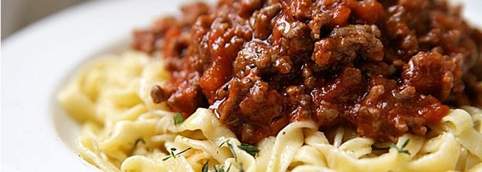 Domowy makaron z mieloną wołowiną i sosem pomidorowym