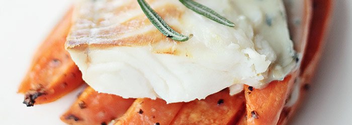 Dorsz na frytkach z batatów z sosem z gorgonzoli