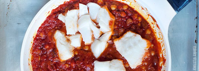 Dorsz w sosie pomidorowym z chorizo i ciecierzycą