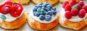 Yeast buns with crumble, mascarpone cream and fruit