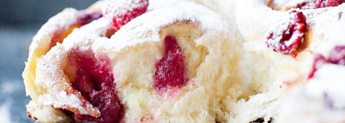Drożdżówki z malinami i białą czekoladą