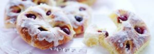 Drożdżówki z wiśniam i kremem migdałowym