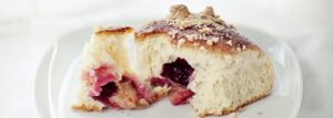Drożdżówki ze śliwkami i cynamonową kruszonką