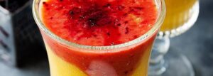 Dwukolorowe smoothie z mango, banana i pomarańczy