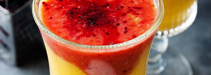 Dwukolorowe smoothie z mango, banana i pomarańczy