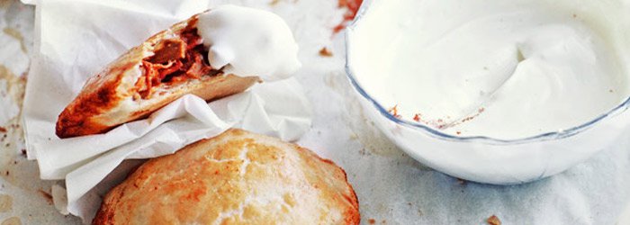 Empanadas z mięsem, chorizo i fasolą