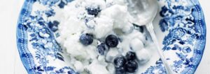 Eton mess z jagodami lub borówką amerykańską