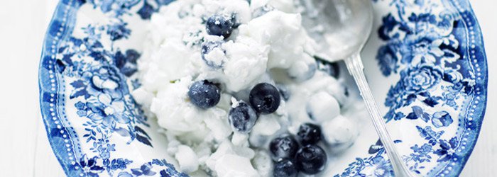 Eton mess z jagodami lub borówką amerykańską