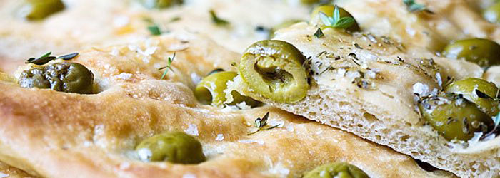 Focaccia z oliwkami i solą morską