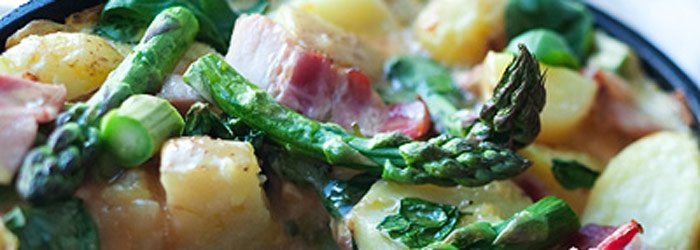Frittata ze szparagami, ziemniakami i boczkiem