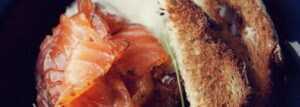 Gravlax – łosoś marynowany w soli, cukrze i skórce grejpfruta