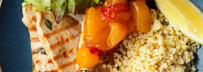 Grillowane filety z kurczaka z chutney z mango z kaszą jaglaną i sałatą