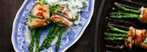 Grillowane roladki z kurczaka ze szparagami i cebulką