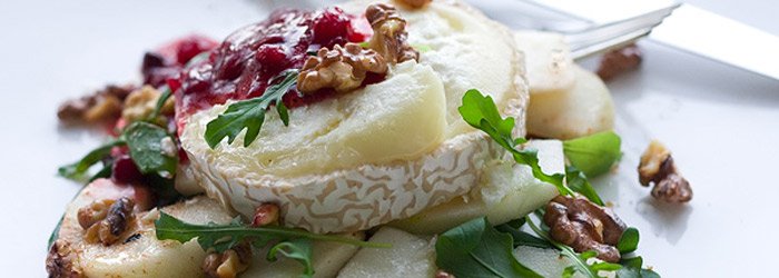Grillowany ser kozi z dressingiem żurawinowym