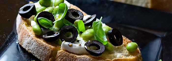 Grzanki z bobem lub fasolką edamame