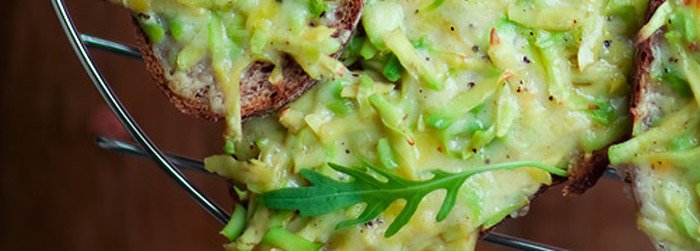 Grzanki zapiekane z awokado i serem cheddar