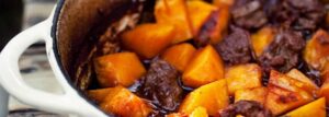 Gulasz wołowy z ciemnym piwem, dynią i chili