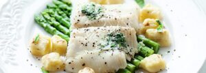 Halibut na szparagach z kopytkami i masłem estragonowym