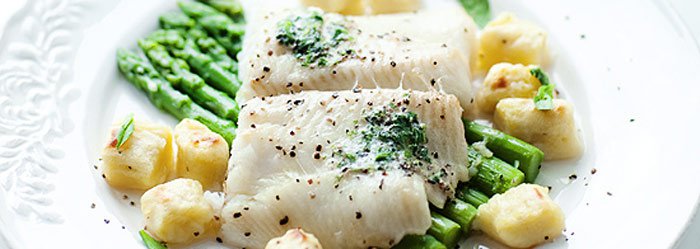 Halibut na szparagach z kopytkami i masłem estragonowym