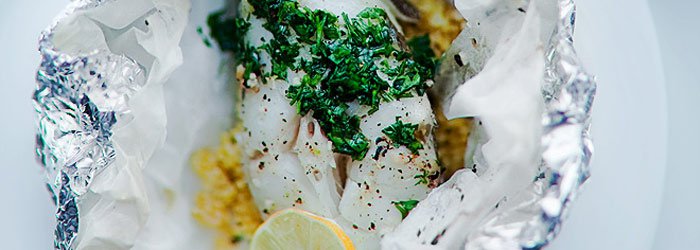 Halibut w papilotach z kaszą jaglaną, cytryną i pesto z natki pietruszki