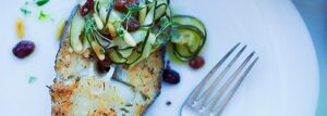 Halibut z “makaronem” z cukinii z rodzynkami i orzeszkami pinii