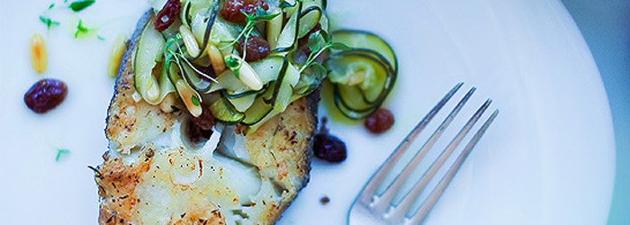 Halibut z “makaronem” z cukinii z rodzynkami i orzeszkami pinii