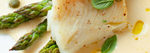 Halibut ze szparagami i sosem holenderskim