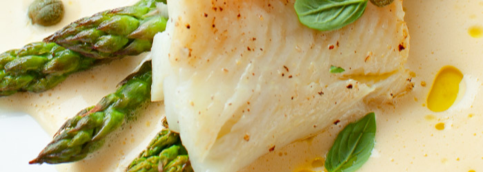 Halibut ze szparagami i sosem holenderskim