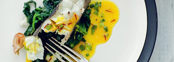 Halibut ze szpinakiem w sosie szafranowym ze szczypiorkiem