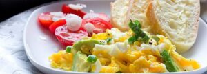 Scrambled eggs with avocado and chives