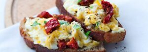 Scrambled eggs with dried tomatoes